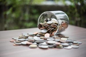 economizar dinheiro para o conceito de investimento moeda baht thai na jarra de vidro