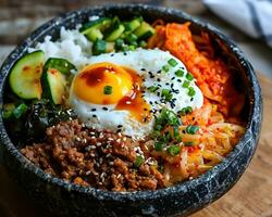 ai gerado bibimbap com arroz, Kimchi e frito ovo foto