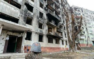 destruído e queimado casas dentro a cidade Rússia Ucrânia guerra foto