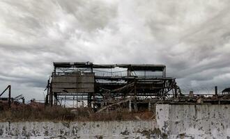 destruído edifícios do a oficina do a azovstal plantar dentro mariupol Ucrânia foto