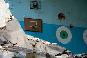 destruído e queimado escola dentro a cidade Rússia Ucrânia guerra foto