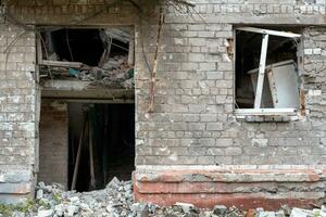 destruído e queimado casas dentro a cidade Rússia Ucrânia guerra foto