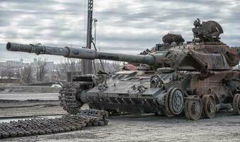 estragado militares tanque em uma cidade rua dentro Ucrânia foto