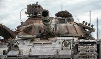 estragado militares tanque em uma cidade rua dentro Ucrânia foto