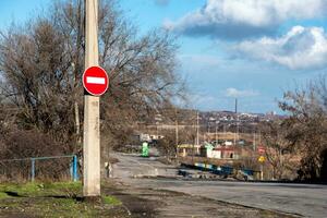 destruído e queimado casas dentro a cidade Rússia Ucrânia guerra foto