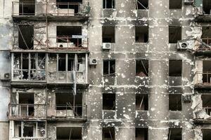 destruído e queimado casas dentro a cidade durante a guerra dentro Ucrânia foto