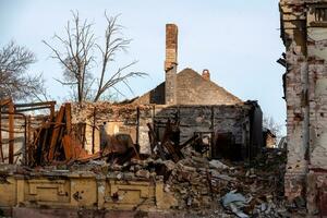 destruído e queimado casas dentro a cidade Rússia Ucrânia guerra foto