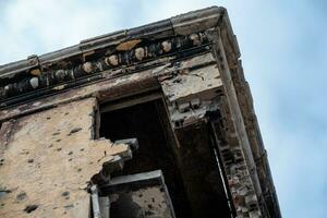 destruído e queimado casas dentro a cidade Rússia Ucrânia guerra foto