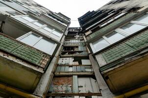 destruído e queimado casas dentro a cidade Rússia Ucrânia guerra foto