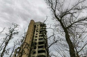 destruído e queimado casas dentro a cidade Rússia Ucrânia guerra foto