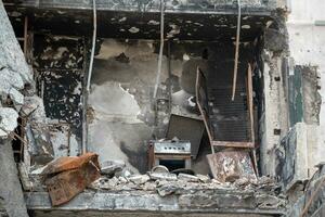 destruído e queimado casas dentro a cidade durante a guerra dentro Ucrânia foto