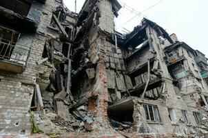 destruído e queimado casas dentro a cidade Rússia Ucrânia guerra foto