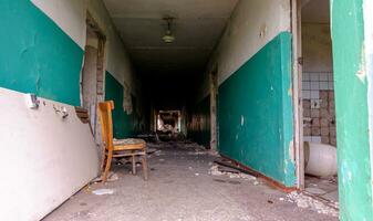 dentro uma destruído escola dentro Ucrânia foto