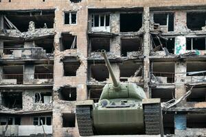 militares tanque em uma cidade rua dentro Ucrânia foto
