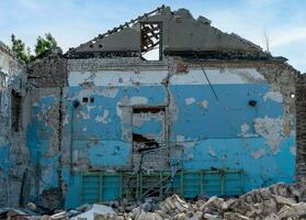 destruído casas dentro a abandonado cidade sem pessoas dentro Ucrânia foto