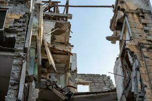 destruído e queimado casas dentro a cidade Rússia Ucrânia guerra foto