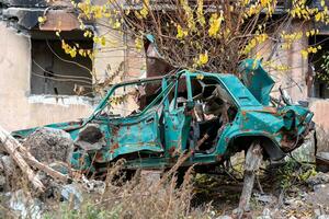 estragado e saqueado carros dentro uma cidade dentro Ucrânia durante a guerra foto