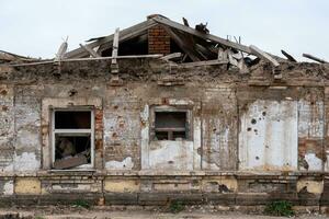 destruído e queimado casas dentro a cidade Rússia Ucrânia guerra foto