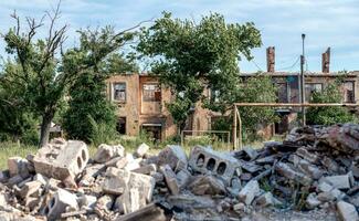 destruído casas dentro a abandonado cidade sem pessoas dentro Ucrânia foto