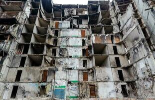 destruído e queimado casas dentro a cidade Rússia Ucrânia guerra foto