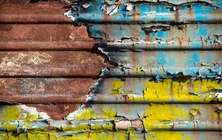 padronizar oxidado metal superfície com sobras do azul e amarelo pintura pintura foto