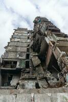 destruído e queimado casas dentro a cidade durante a guerra dentro Ucrânia foto