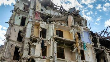 destruído e queimado casas dentro a cidade dentro Ucrânia guerra foto