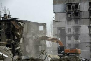 demolição do destruído e queimado casas dentro Ucrânia durante a guerra foto