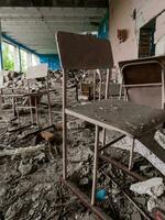 dentro uma destruído escola dentro Ucrânia foto