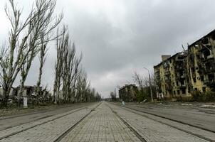 destruído e queimado casas dentro a cidade Rússia Ucrânia guerra foto