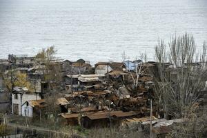 destruído e queimado casas dentro a cidade Rússia Ucrânia guerra foto