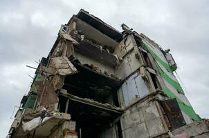 destruído e queimado casas dentro a cidade durante a guerra dentro Ucrânia foto