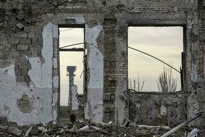 destruído e queimado casas dentro a cidade Rússia Ucrânia guerra foto