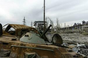 queimado tanque e destruído edifícios do a azovstal plantar fazer compras dentro mariupol foto