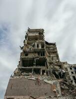 destruído e queimado casas dentro a cidade durante a guerra dentro Ucrânia foto