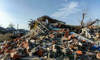 destruído e queimado casas dentro a cidade Rússia Ucrânia guerra foto