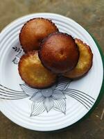 a alegria do pitapuli é a identidade do bengalis. a Vila casa começa com a gosto do pithapuli, fazer cozido no vapor pitha e óleo pitha dentro a gharua método foto