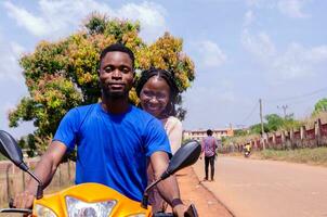 jovem bonito africano motociclista e dele cliente ambos animado foto