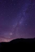 imagem de lapso de tempo das estrelas noturnas foto
