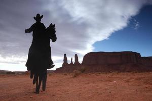 monumento das três irmãs com silhueta de cowboy foto