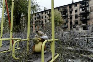 destruído e queimado casas dentro a cidade Rússia Ucrânia guerra foto