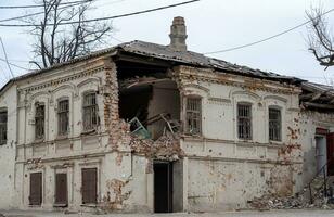 destruído e queimado casas dentro a cidade Rússia Ucrânia guerra foto