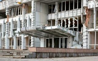 destruído e queimado casas dentro a cidade Rússia Ucrânia guerra foto