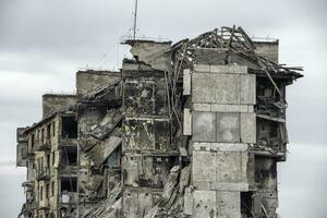 destruído e queimado casas dentro a cidade Rússia Ucrânia guerra foto