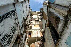 destruído e queimado casas dentro a cidade Rússia Ucrânia guerra foto