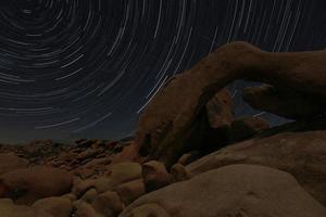 trilha noturna de estrelas percorre as rochas do parque joshua tree foto