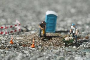 trabalhadores da construção na estrada foto