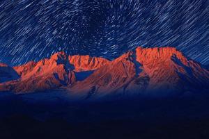 exposição noturna trilhas de estrelas no céu em bispo da Califórnia foto