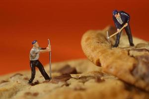 pessoas de plástico trabalhando em biscoitos de chocolate foto