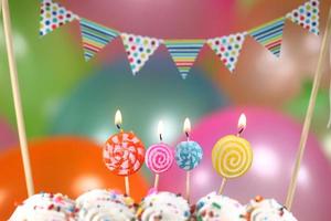 celebração com balões, velas e bolo foto
